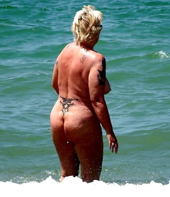 15P BBW matures and grannies at the beach 508