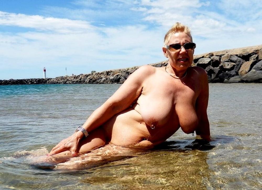 15P BBW matures and grannies at the beach 508