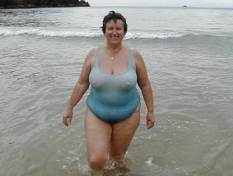 15P BBW matures and grannies at the beach 508