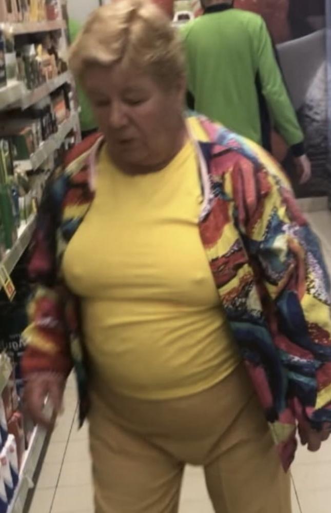 25P without bras voyeur (Granny and Milf)