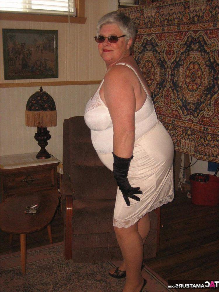 25P Granny in big panties