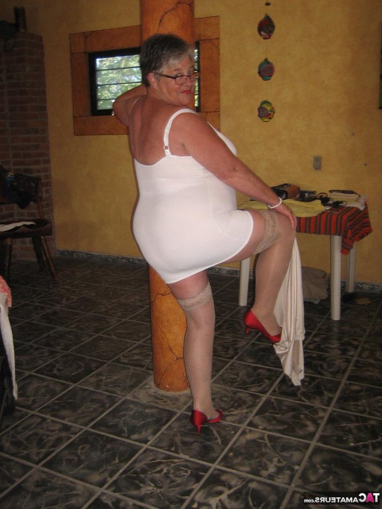 25P Granny in big panties