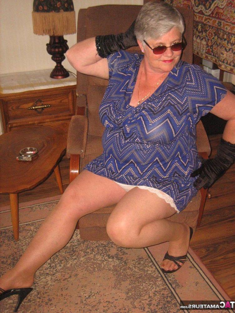 25P Granny in big panties