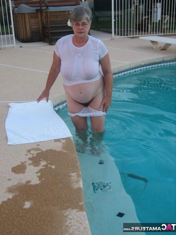 25P Granny in big panties