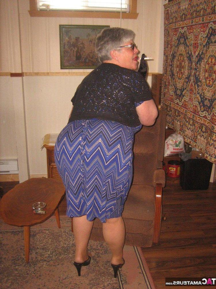 25P Granny in big panties