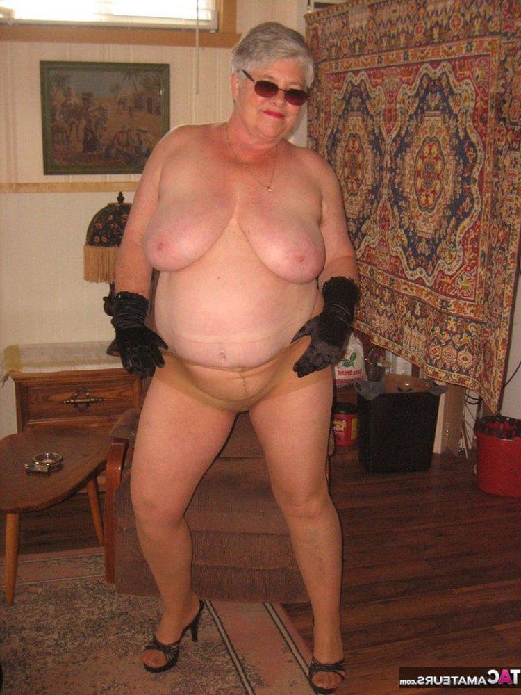 25P Granny in big panties