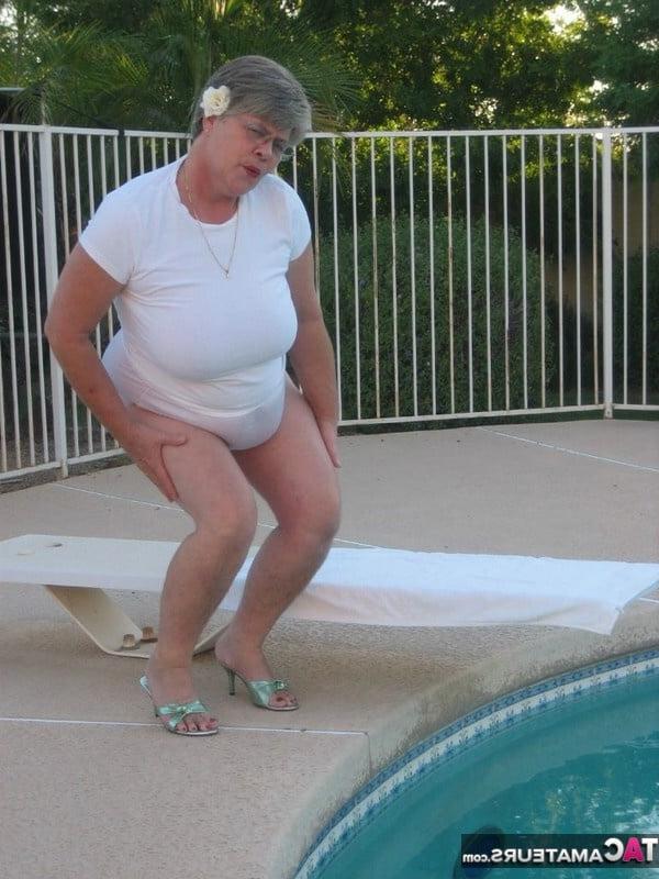 25P Granny in big panties