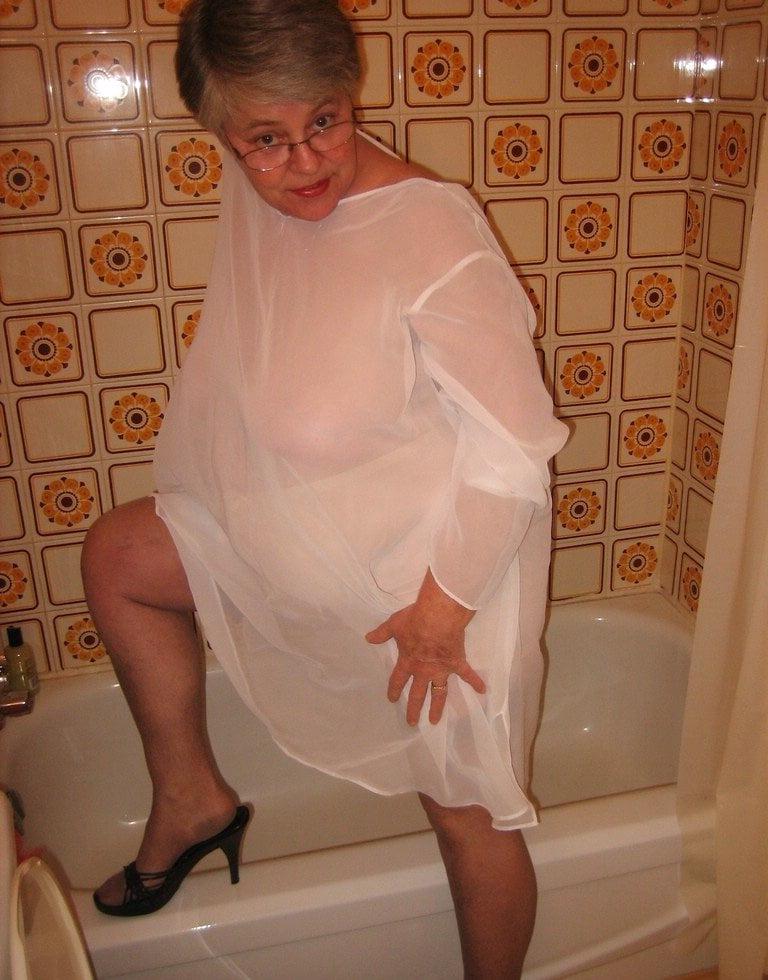 25P Granny in big panties #2
