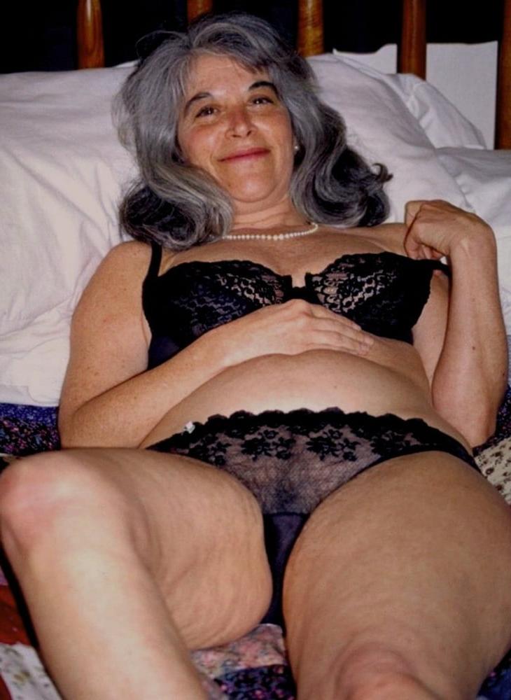 25P Dea  A Silver Fox Granny