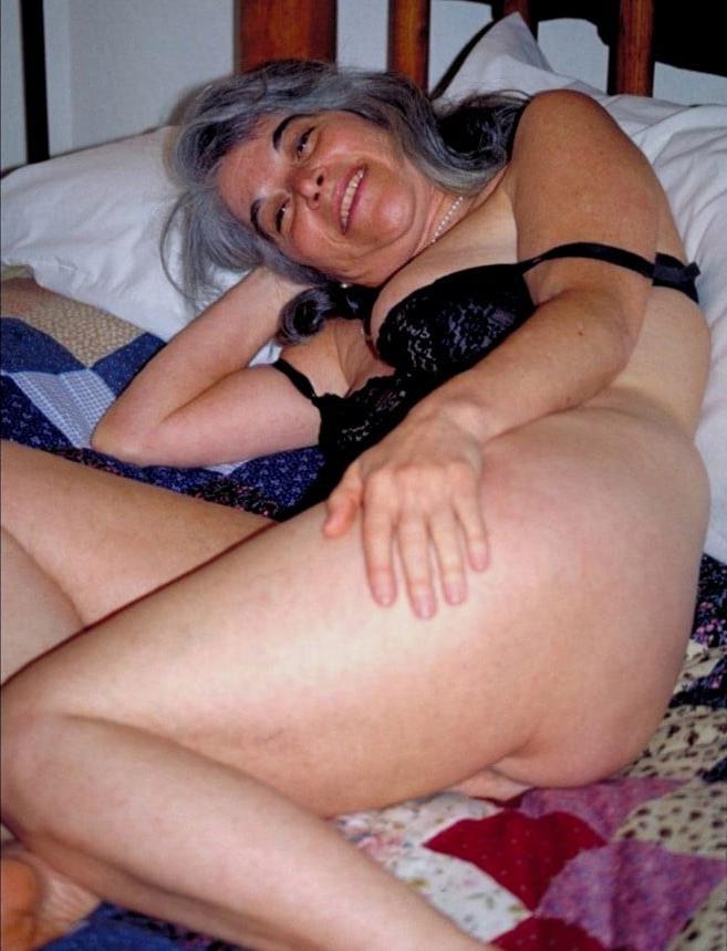 25P Dea  A Silver Fox Granny