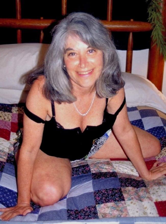 25P Dea  A Silver Fox Granny