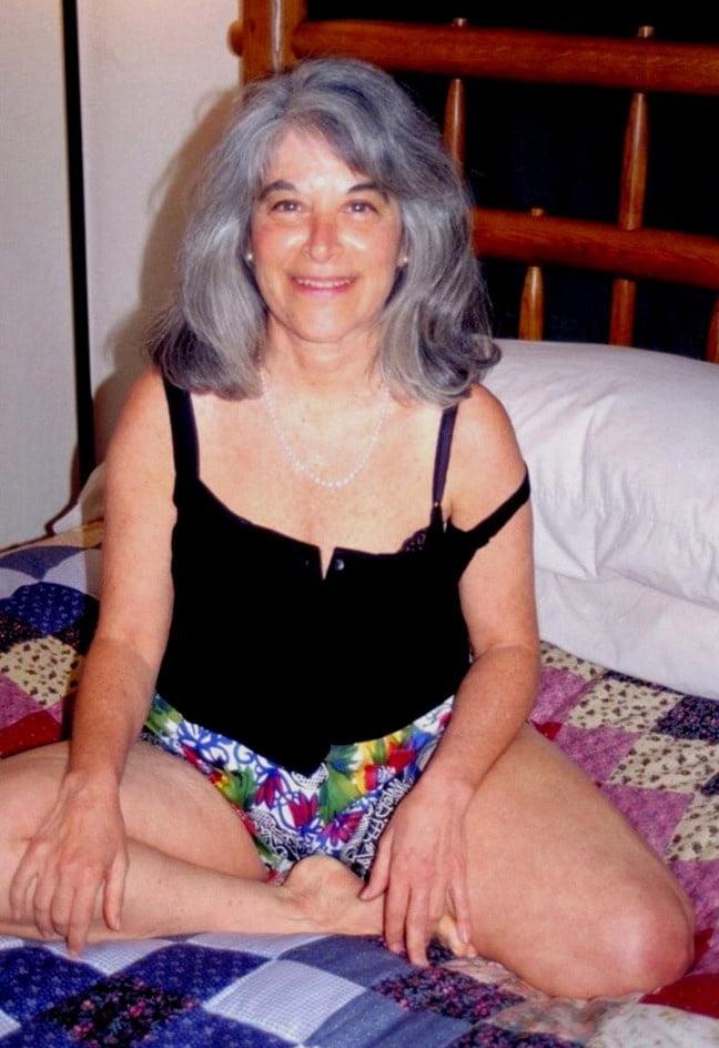 25P Dea  A Silver Fox Granny