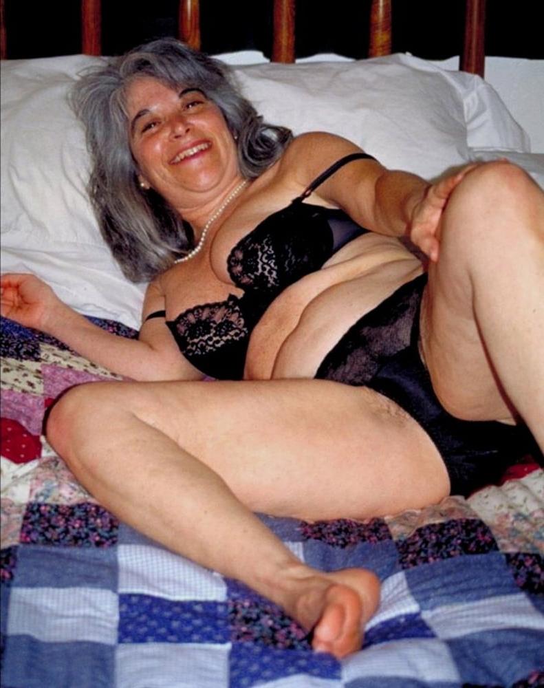 25P Dea  A Silver Fox Granny