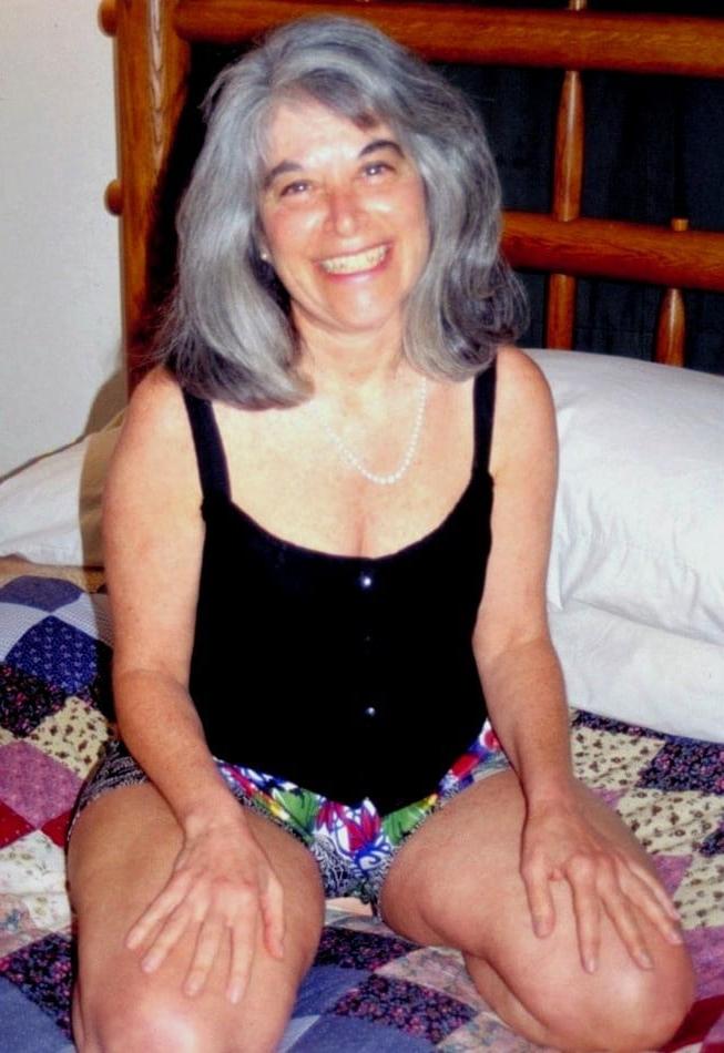 25P Dea  A Silver Fox Granny