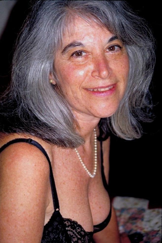 25P Dea  A Silver Fox Granny