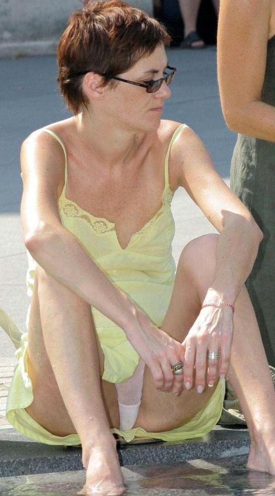 25P upskirt