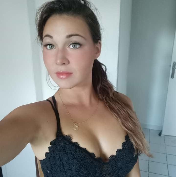 25P Decolleter de salope voyeur