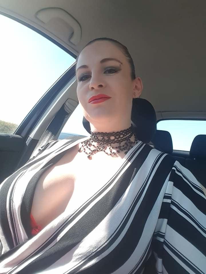 25P Decolleter de salope voyeur