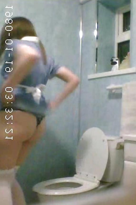 25P Revista voyeur 3: Las chicas en el bano