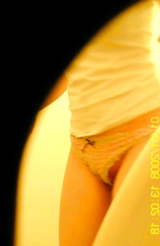 25P Revista voyeur 3: Las chicas en el bano