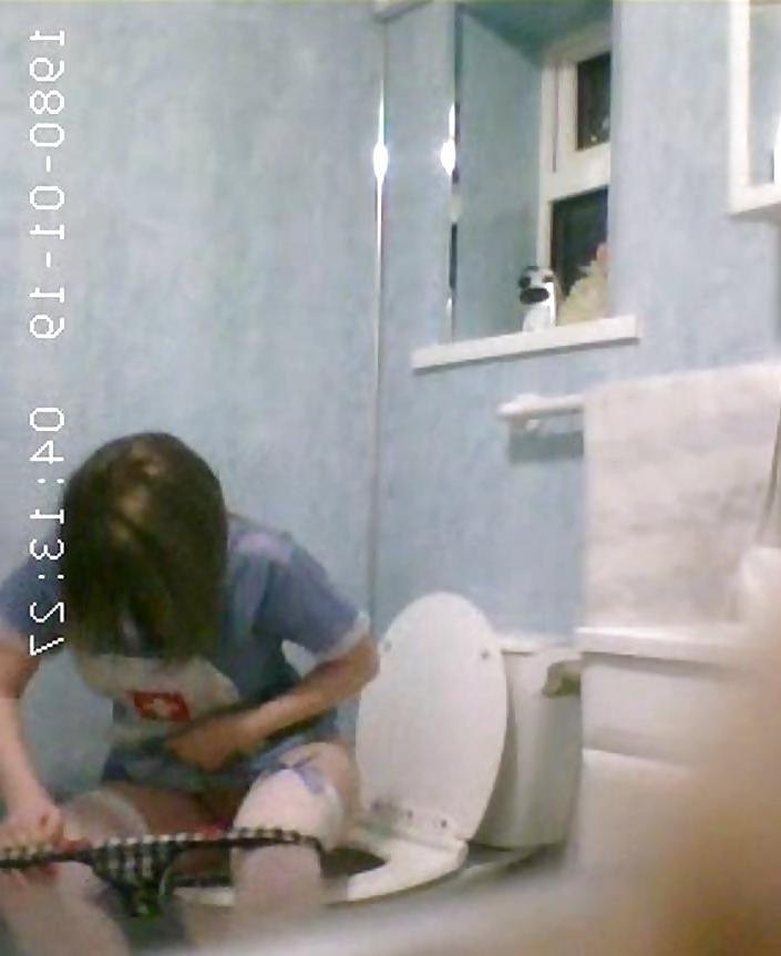 25P Revista voyeur 3: Las chicas en el bano