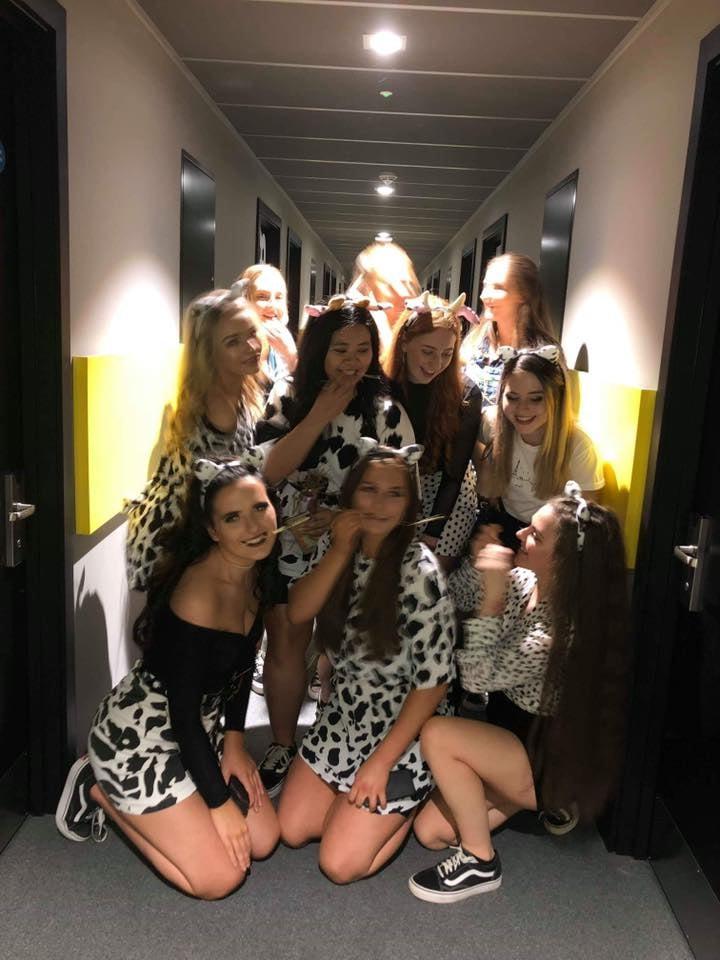 25P Girls in Groups Clothed and Unclothed