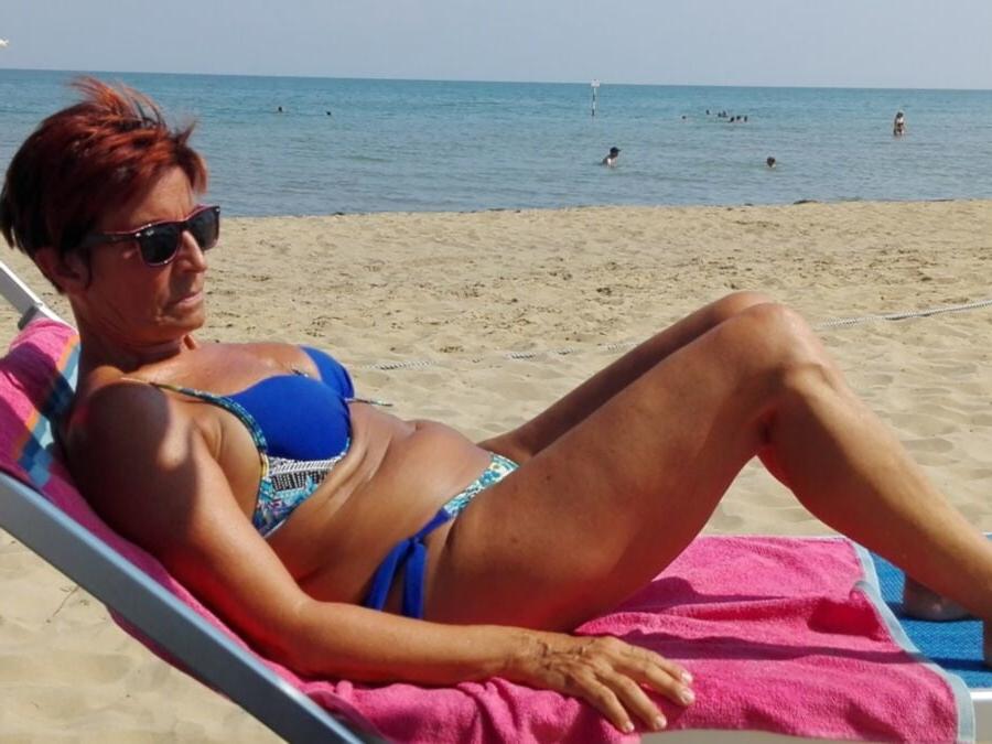 20P sexy granny in bikini 1