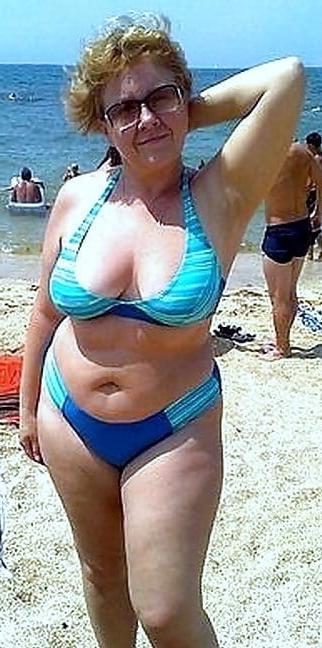 20P sexy granny in bikini 1