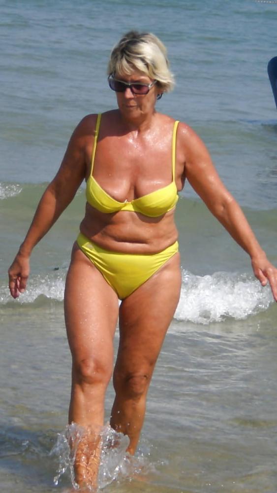 20P sexy granny in bikini 1