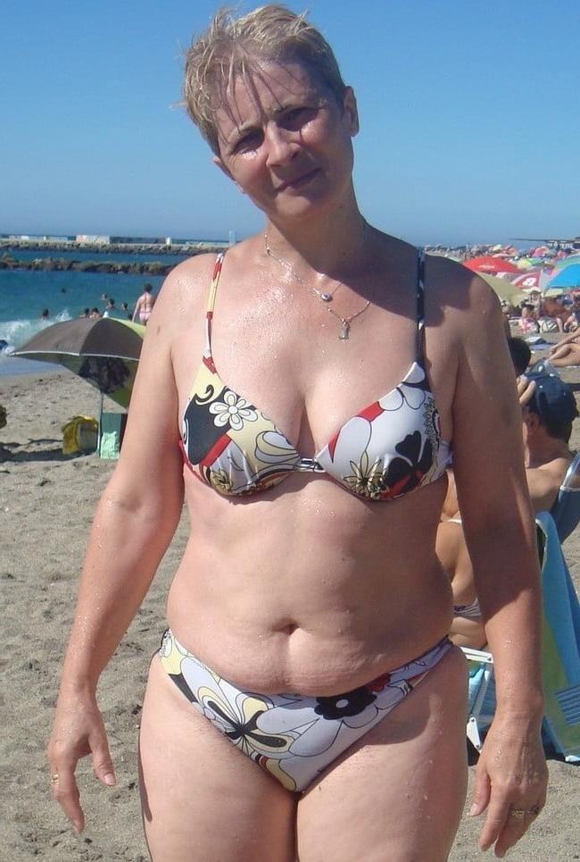 20P sexy granny in bikini 1