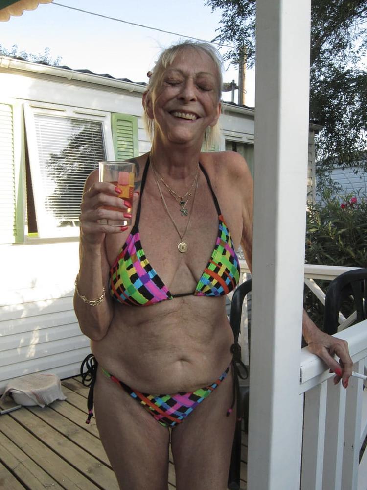 20P sexy granny in bikini 1