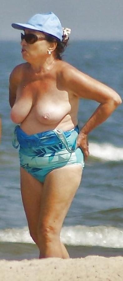 20P sexy granny in bikini 1