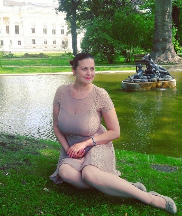 25P Busty Russian Woman 3695