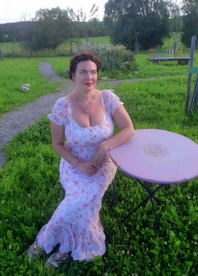 25P Busty Russian Woman 3695