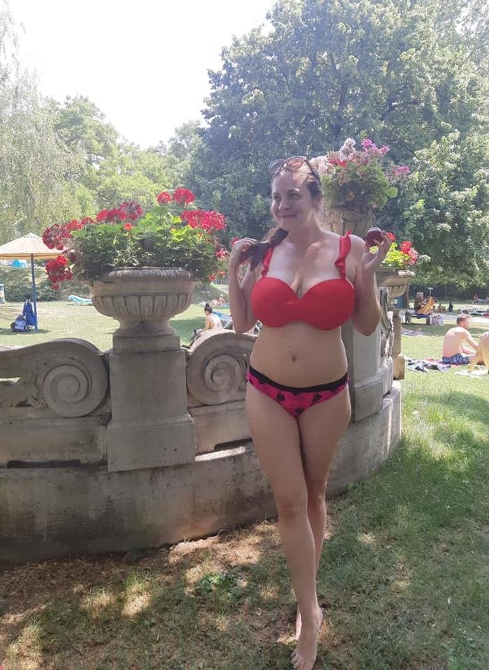 25P Busty Russian Woman 3695