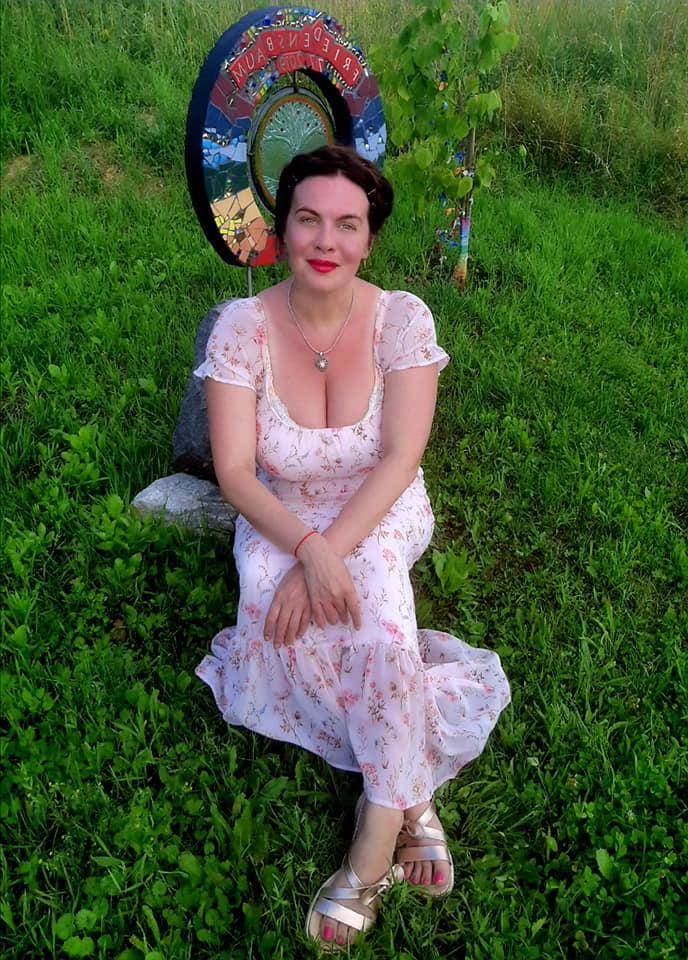 25P Busty Russian Woman 3695