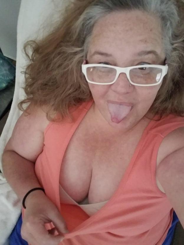 25P 60+ Ssbbw granny loves to swallow