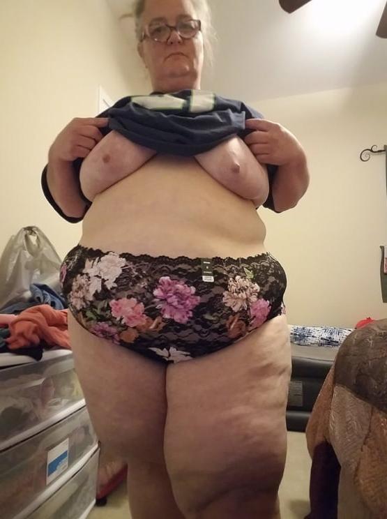 25P 60+ Ssbbw granny loves to swallow