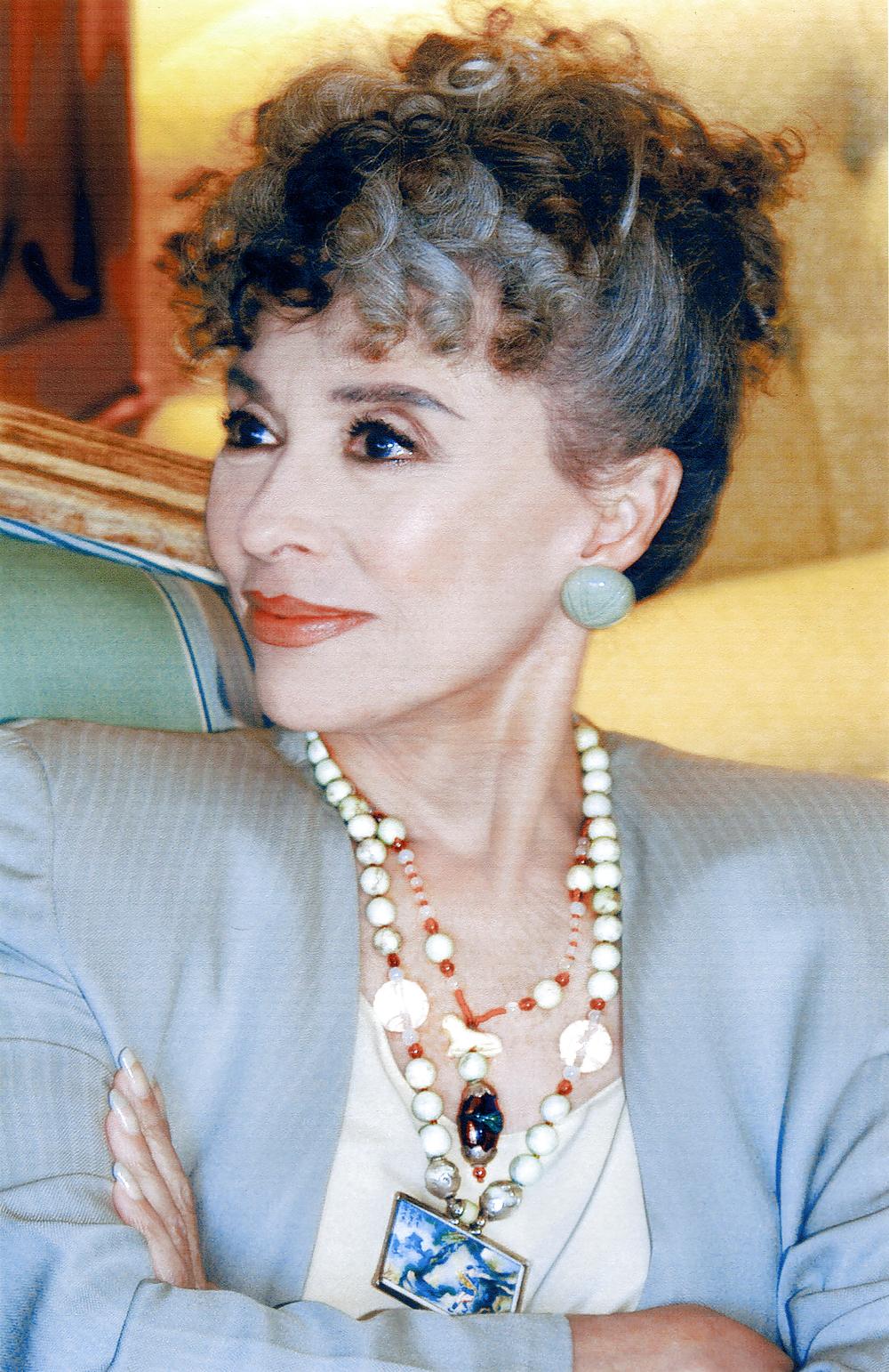 25P Rita Moreno---non nude