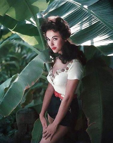 25P Rita Moreno---non nude