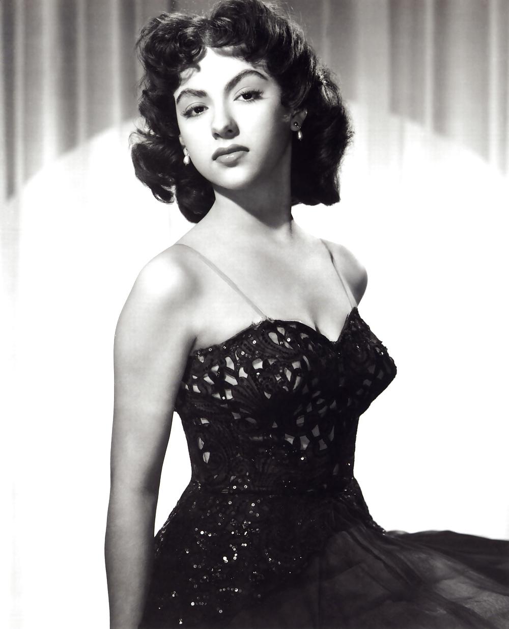 25P Rita Moreno---non nude