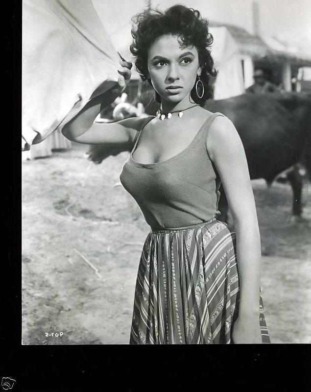 25P Rita Moreno---non nude