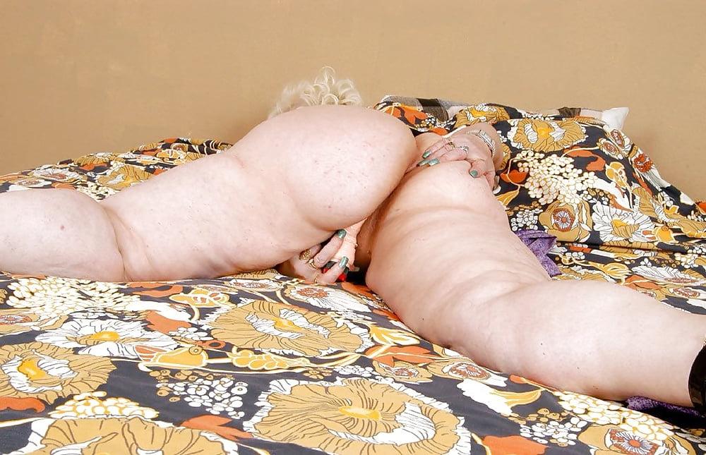13P Platinum blonde bbw granny dildos her pussy