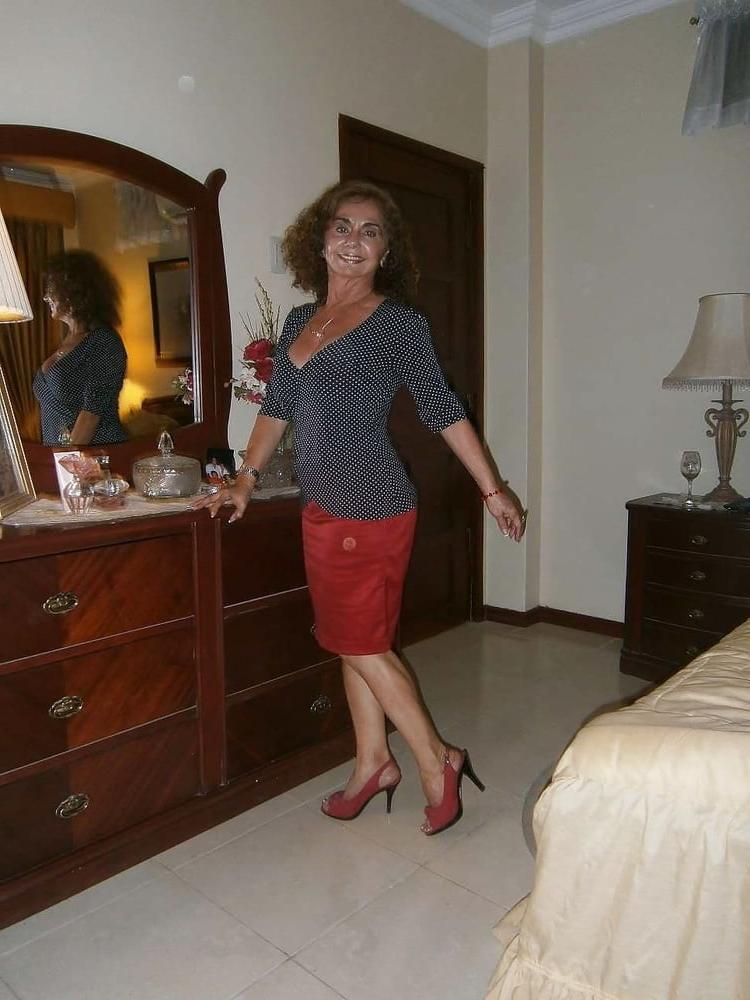 16P Stunningly beautiful non-nude granny