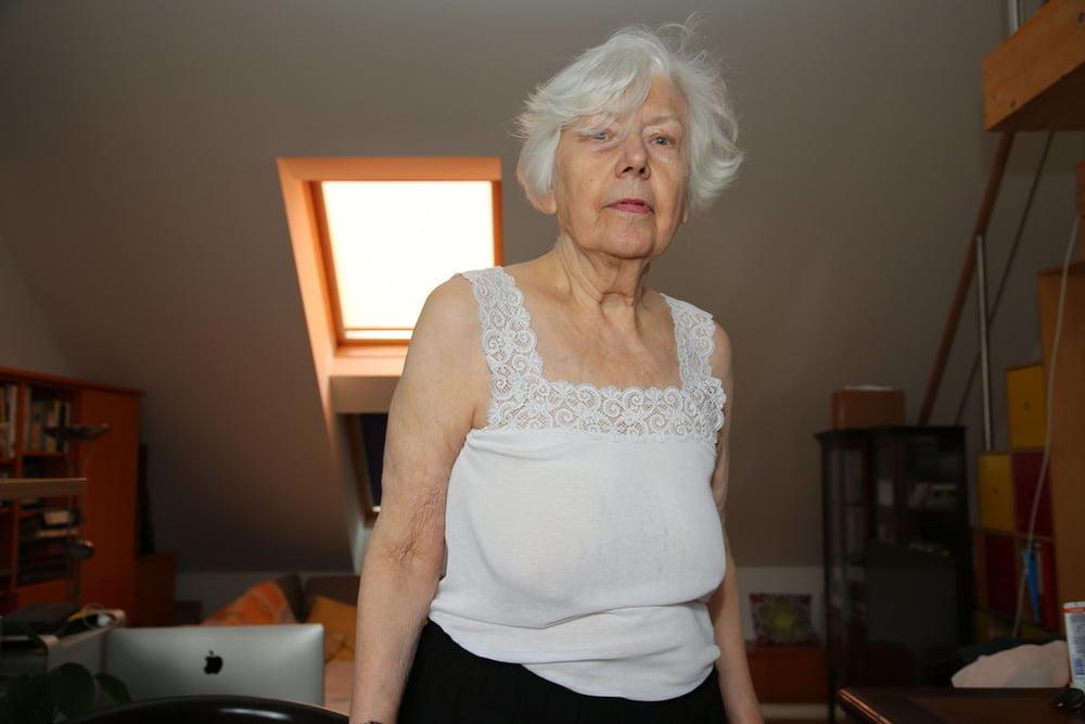 25P Gilf Milf Whore (cleavage mix)