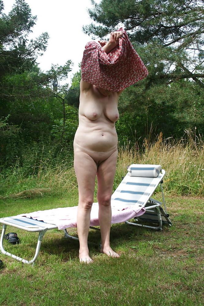 15P Granny with pierced pussy