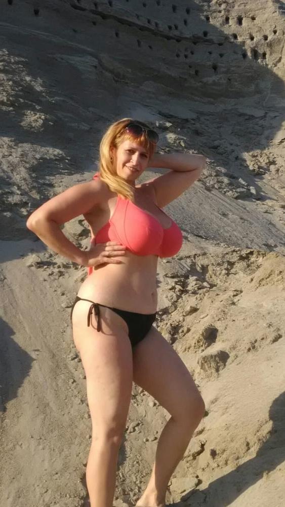 10P Busty Russian Woman 3693