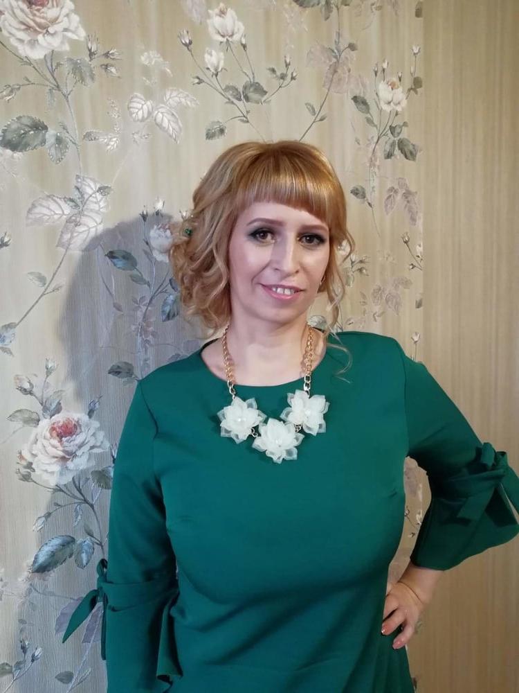10P Busty Russian Woman 3693