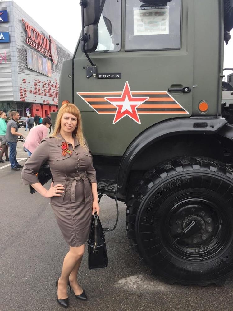 10P Busty Russian Woman 3693