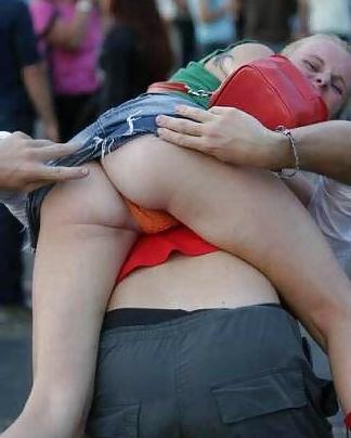 25P Upskirt Being Carried